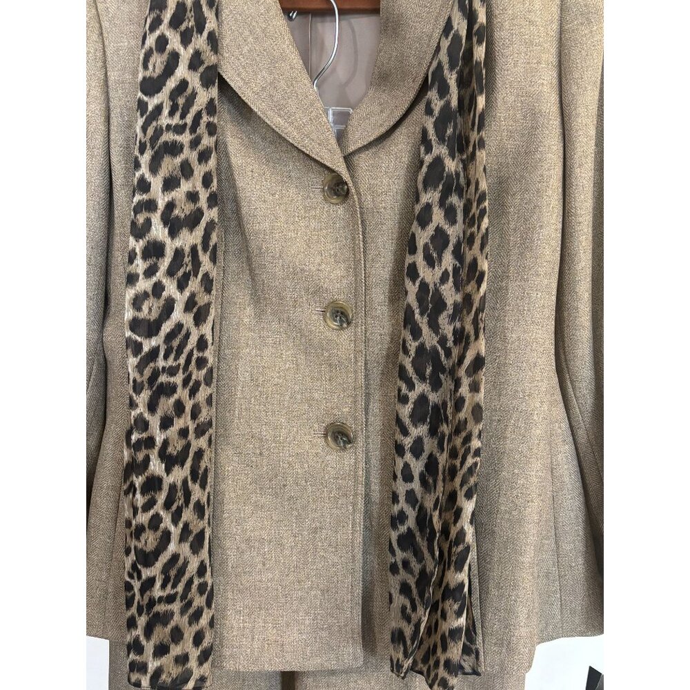 Le Suit Taupe Pant Suit Set Leopard Scarf Womens Size 14 Lush Valley 2 Piece NWT - Picture 2 of 16